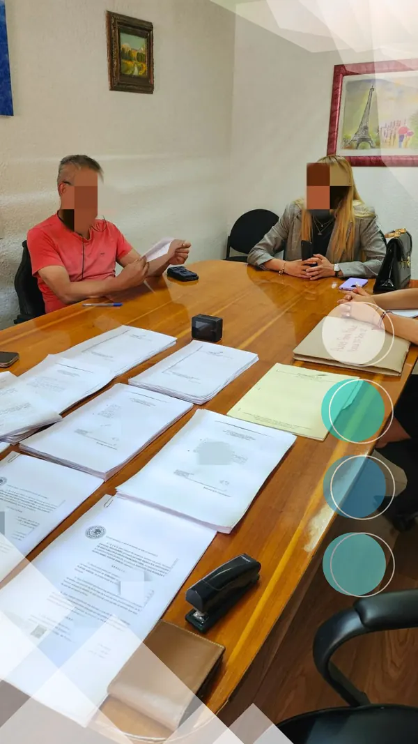 Firma de documentos y entrega de llaves en un proceso concluido por Altaltium Real Estate Solutions