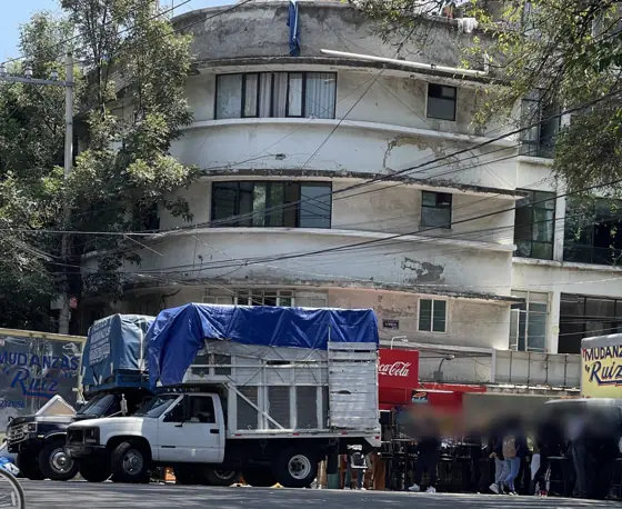 Los camiones de mudanza frente al edificio, caso Heriberto Frías, Narvarte, Ciudad de México